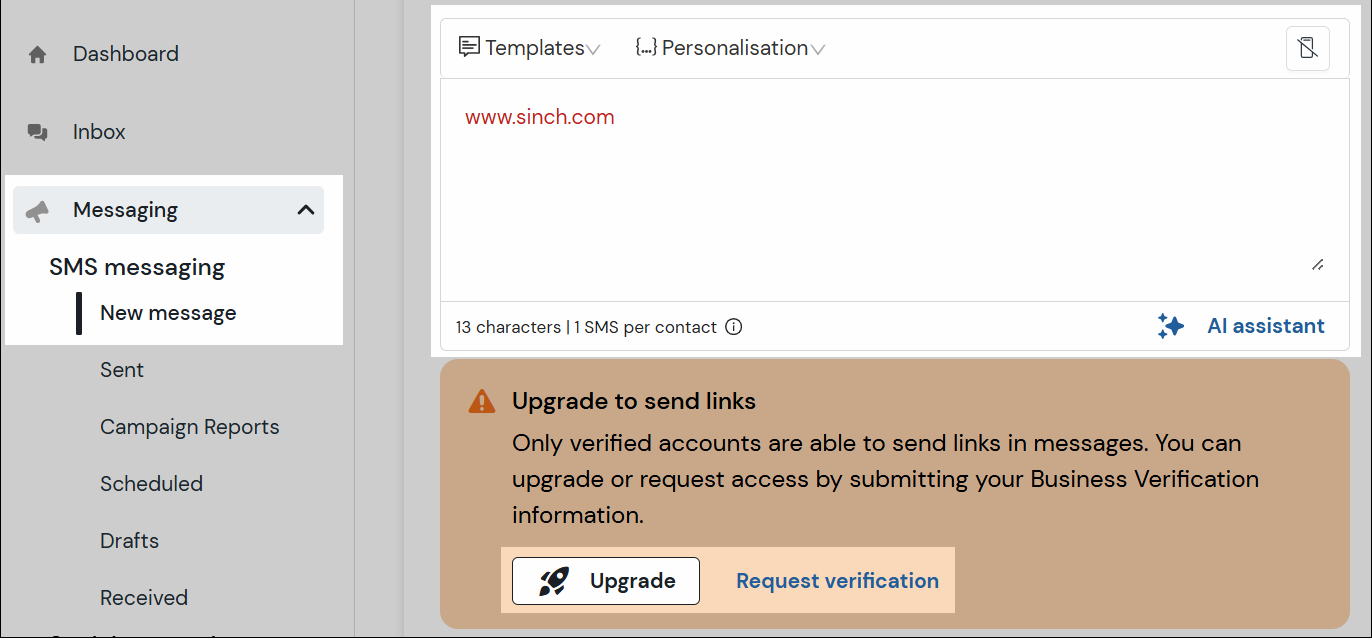 Screenshot, der die Position der neuen Nachrichtenseite in der linken Navigationsleiste unter der Überschrift „Nachrichten“ zeigt. Zeigt auch den Texteditor mit einem Beispiel-Link und hebt die Links „Upgrade“ und „Überprüfung anfordern“ hervor, die sich in einem Warnfeld unter dem Texteditor befinden.
